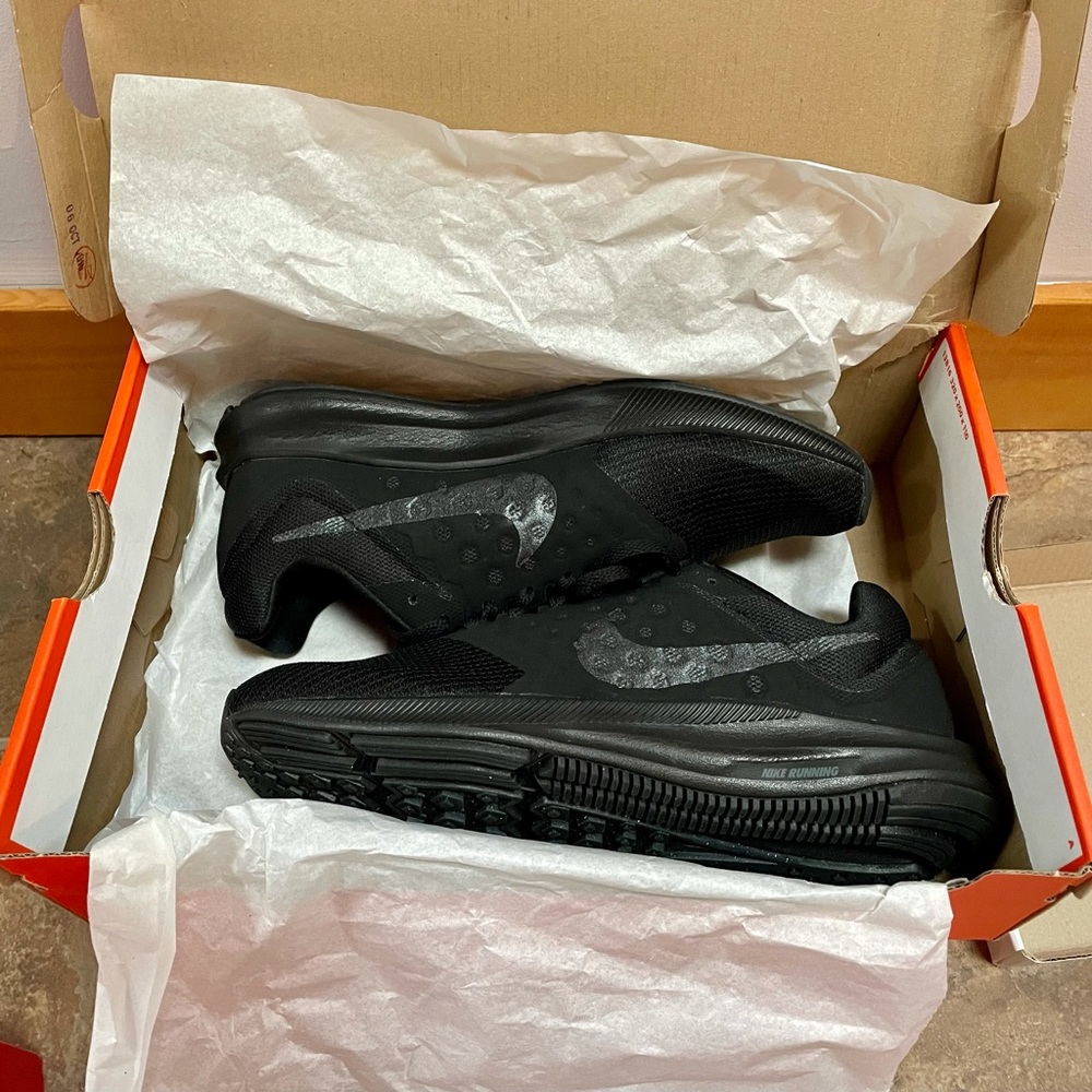 Nike women’s black downshifter7 NWOT in box sz 8.5